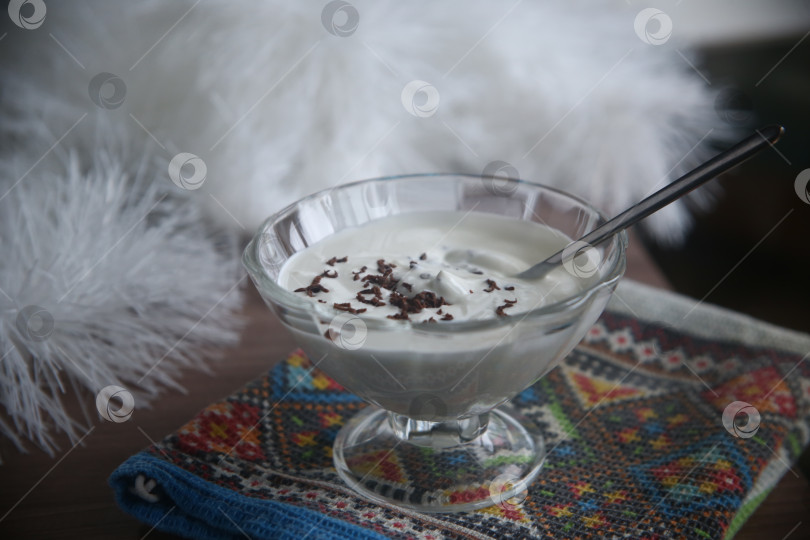 Скачать Творожный крем с шоколадной крошкой в креманке фотосток Ozero