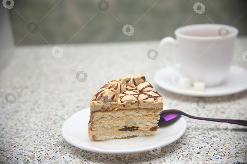 Скачать Кусок торта с карамелью и шоколадом фотосток Ozero