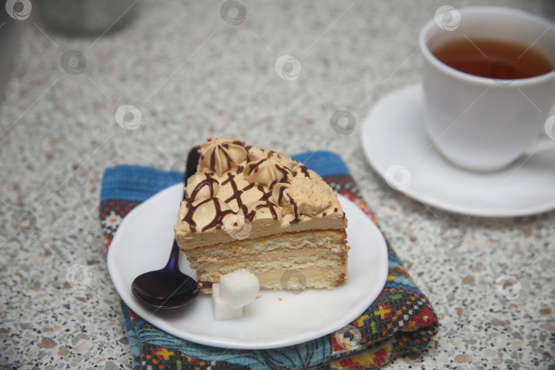 Скачать Кусок торта с карамелью и шоколадом фотосток Ozero