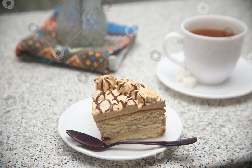 Скачать Кусок торта с карамелью и шоколадом фотосток Ozero