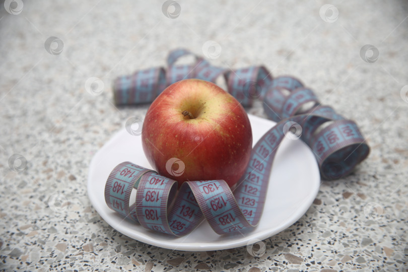 Скачать Фрукт яблоко и сантиметровая лента фотосток Ozero