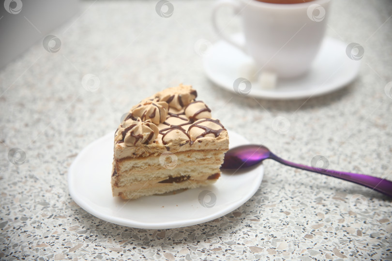 Скачать Кусок торта с карамелью и шоколадом фотосток Ozero