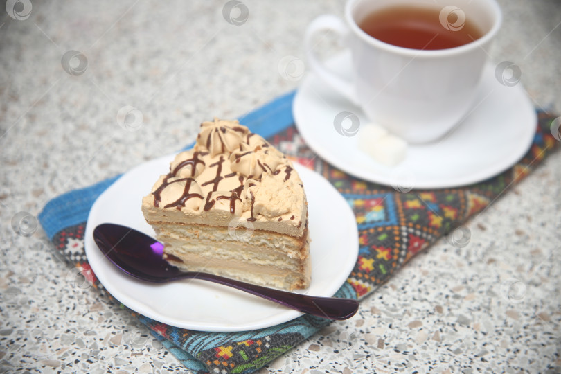 Скачать Кусок торта с карамелью и чашкой чая фотосток Ozero