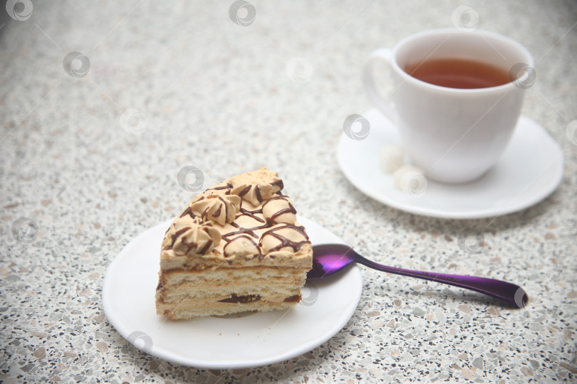 Скачать Кусок торта с карамелью и чашкой черного чая фотосток Ozero