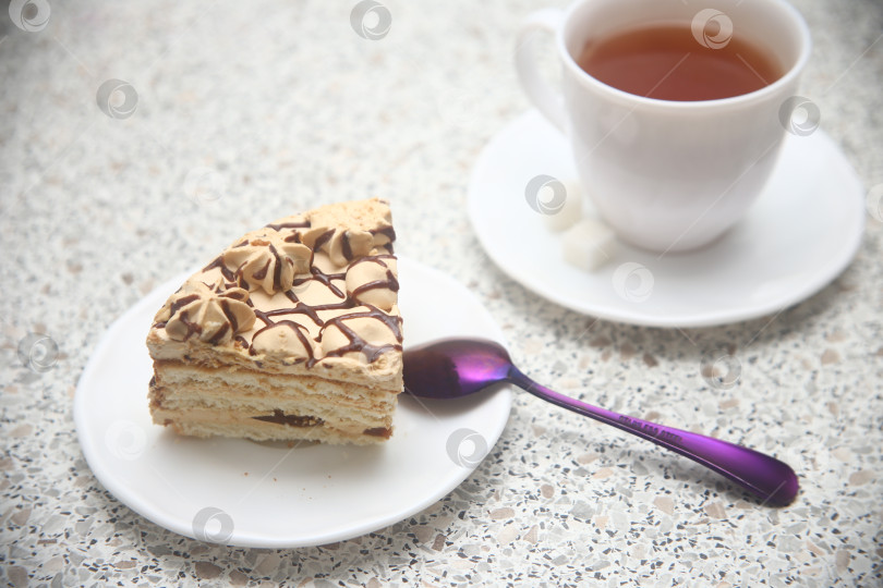 Скачать Кусок торта с карамелью и чашкой чая фотосток Ozero