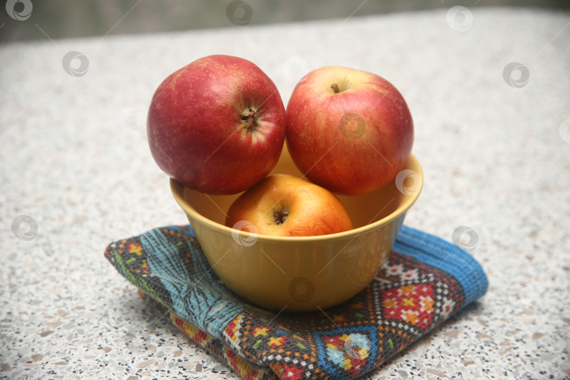 Скачать Фрукты яблоки в тарелке фотосток Ozero