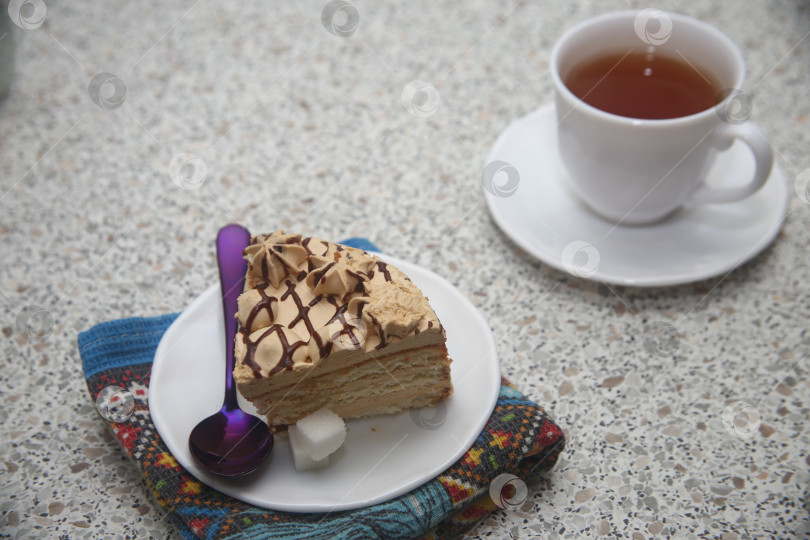 Скачать Кусок торта с карамелью и чашкой чая фотосток Ozero