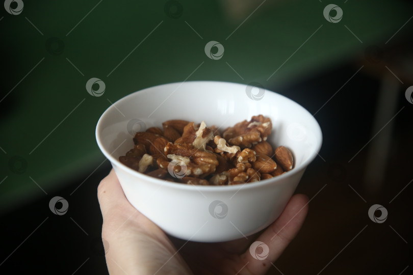 Скачать Орехи грецкие и миндаль фотосток Ozero