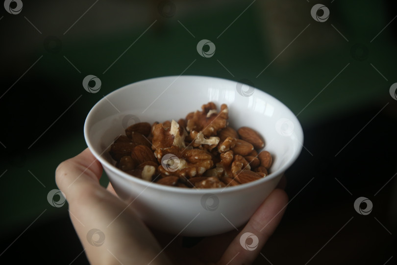 Скачать Орехи в тарелке фотосток Ozero