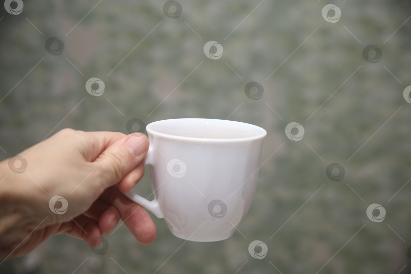 Скачать Чашка черного кофе в женской руке фотосток Ozero