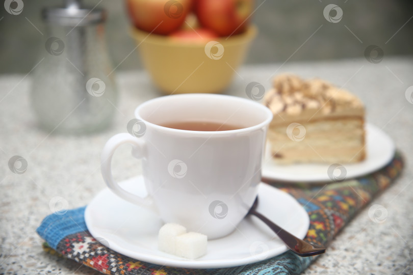 Скачать Чашка чая с куском карамельного торта фотосток Ozero