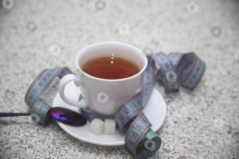 Скачать Чашка кофе с рафинадом и сантиметровой лентой фотосток Ozero