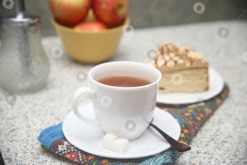 Скачать Чашка чая с карамельным тортом фотосток Ozero