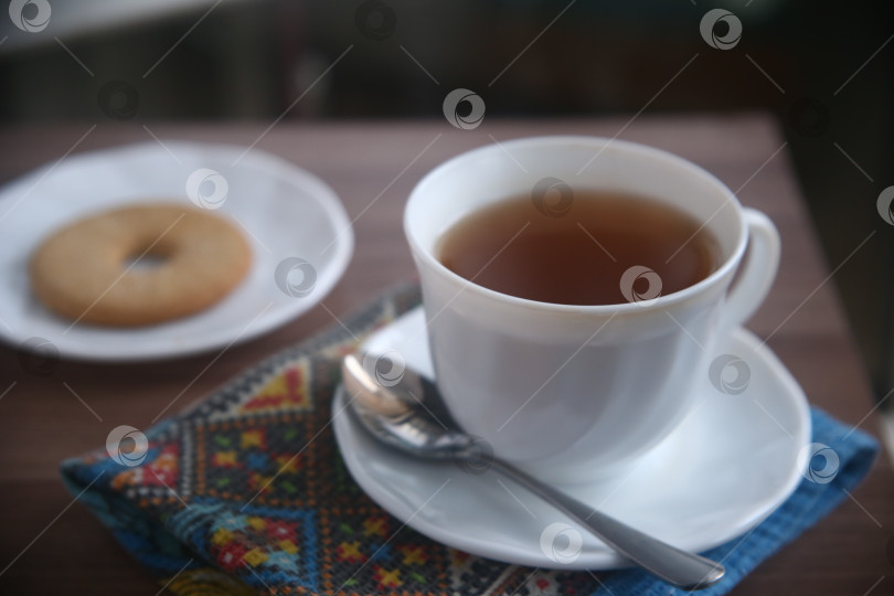 Скачать Чашка черного кофе с печеньем на столе фотосток Ozero