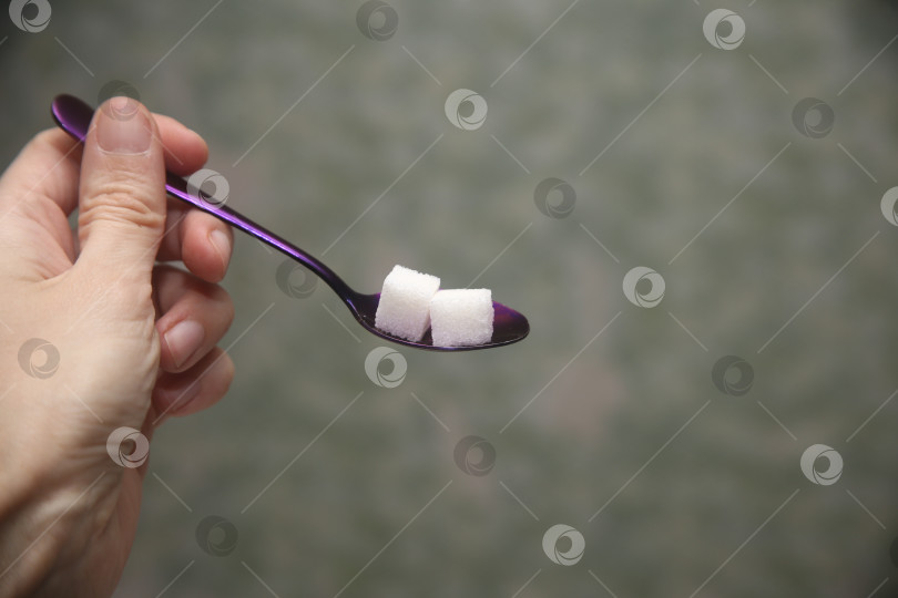 Скачать кубики сахара в женской руке фотосток Ozero