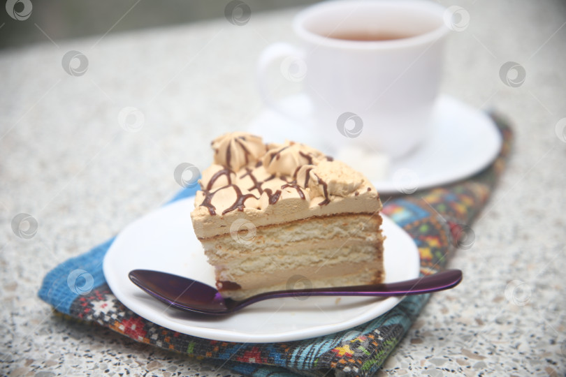 Скачать Кусок карамельного торта на столе фотосток Ozero