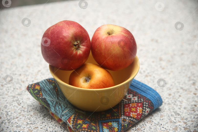 Скачать Фрукты яблоки в тарелке фотосток Ozero