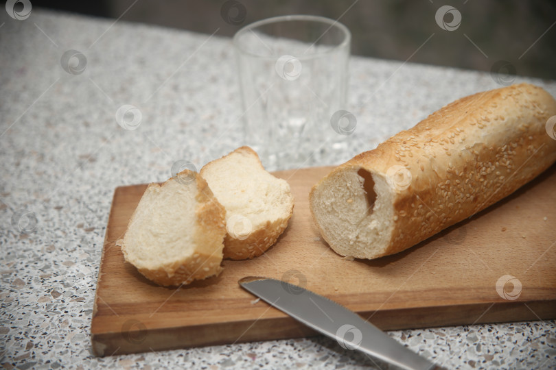 Скачать Белый нарезанный вкусный хлеб фотосток Ozero