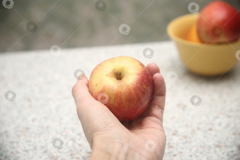 Скачать Женщина держит яблоко фотосток Ozero