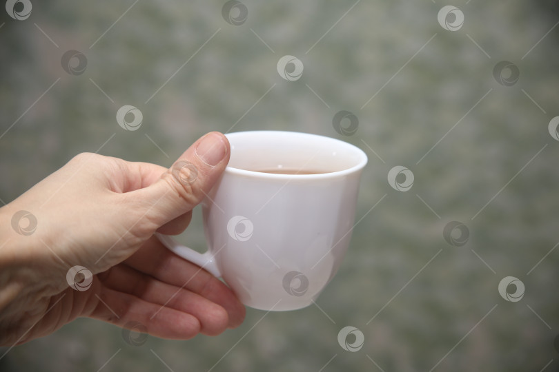 Скачать Чашка кофе в руке фотосток Ozero