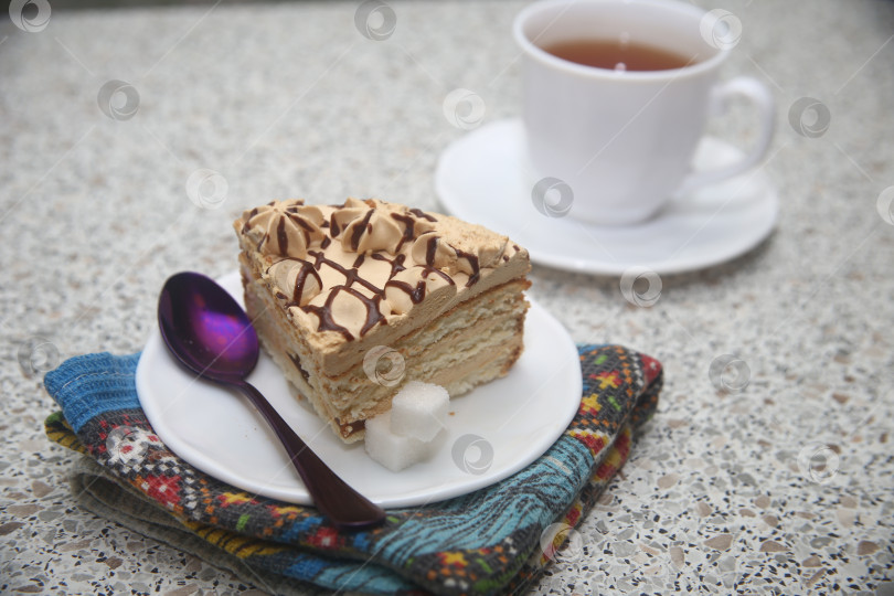 Скачать Кусок карамельного торта с чашкой чая фотосток Ozero