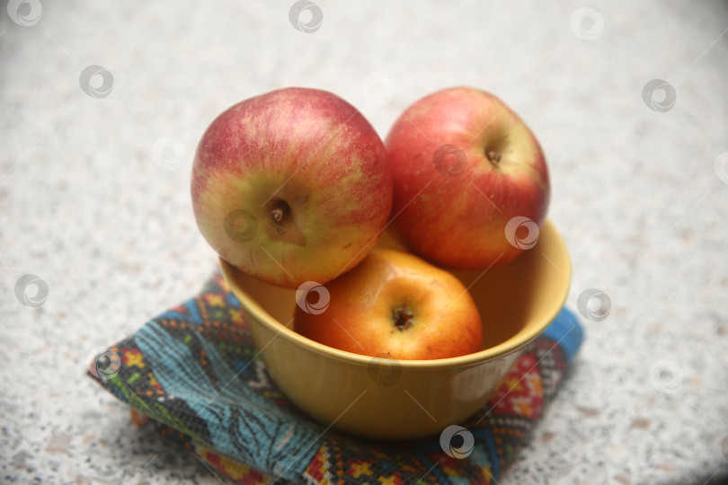 Скачать Фрукты яблоки в тарелке фотосток Ozero