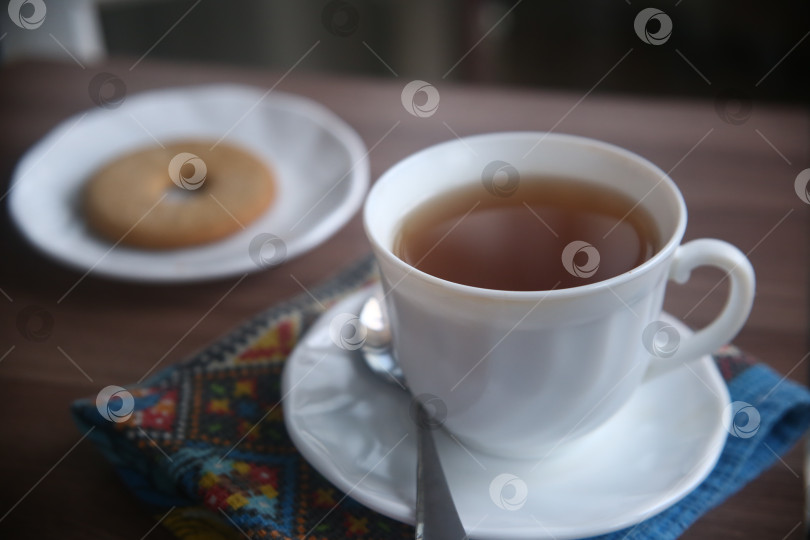 Скачать Чай черный в чашке с печеньем фотосток Ozero