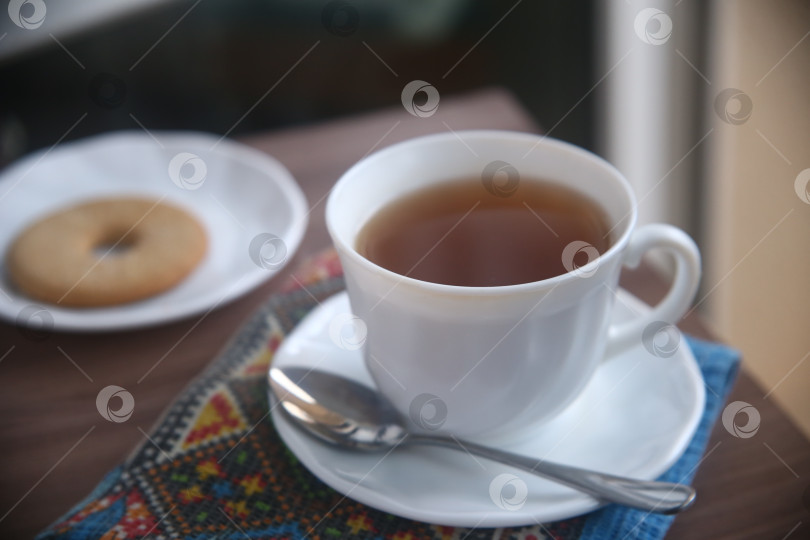 Скачать Чай черный в чашке с печеньем фотосток Ozero