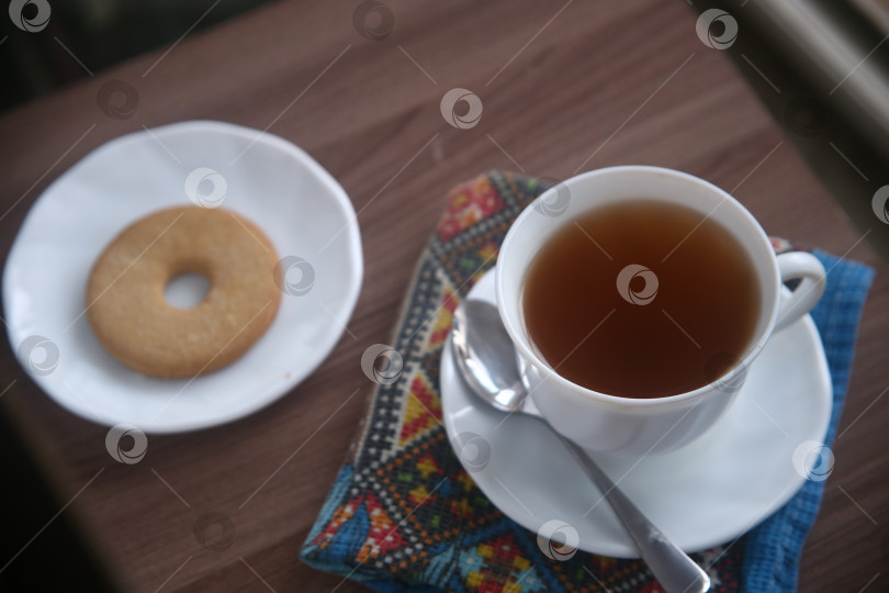 Скачать Чай черный в чашке с печеньем фотосток Ozero