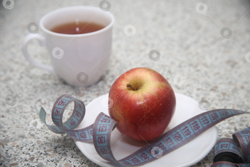 Скачать Яблоко в тарелке и сантиметр фотосток Ozero