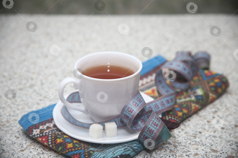 Скачать Чай черный в чашке с сахаром и сантиметром фотосток Ozero
