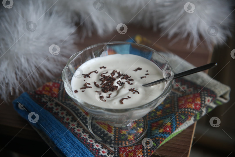 Скачать Взбитый вкусный творог с тертым шоколадом фотосток Ozero