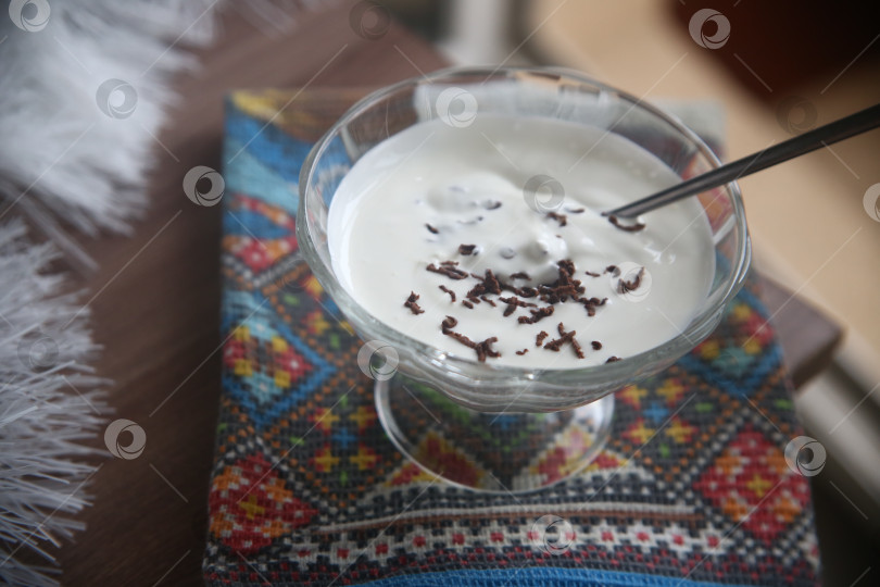 Скачать Взбитый вкусный творог с тертым шоколадом фотосток Ozero