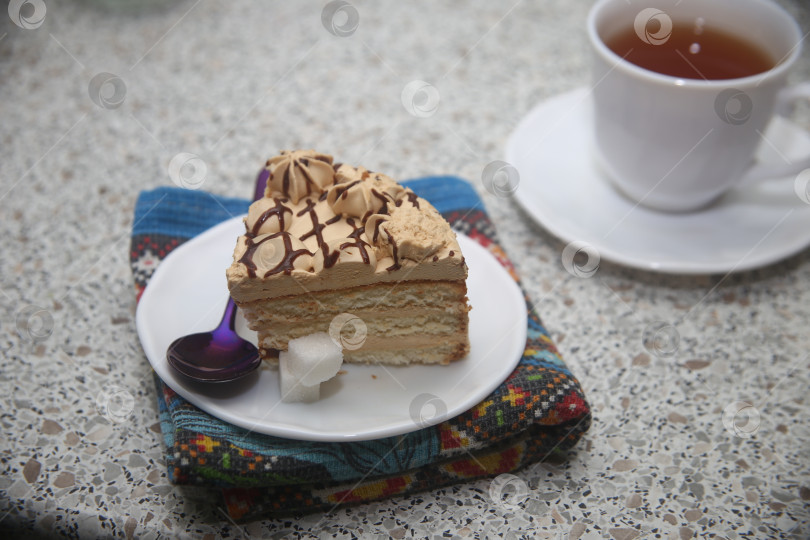 Скачать Кусок карамельного торта на тарелке фотосток Ozero