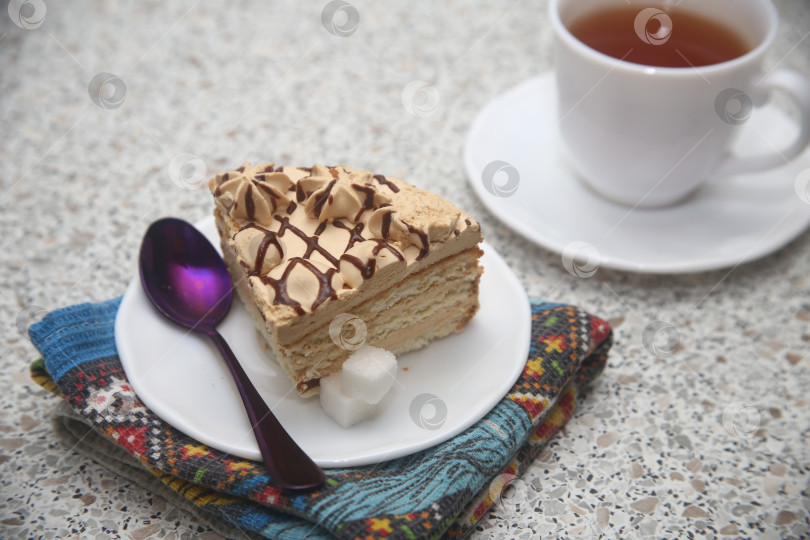 Скачать Кусок карамельного торта с чашкой чая фотосток Ozero