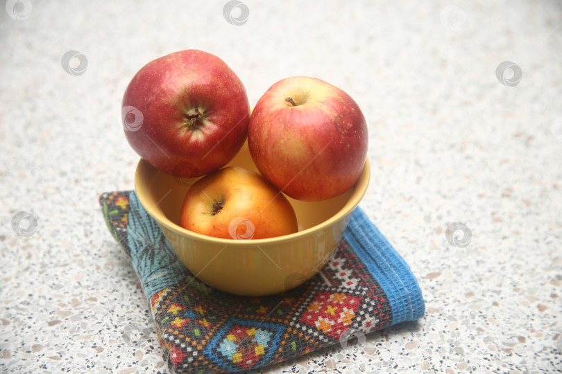 Скачать Яблоки в тарелке фотосток Ozero