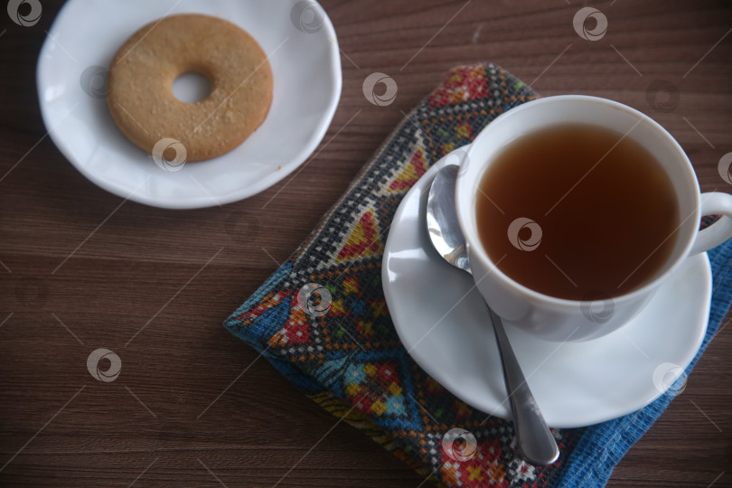 Скачать Кусок сдобного печенья с чашкой чая фотосток Ozero