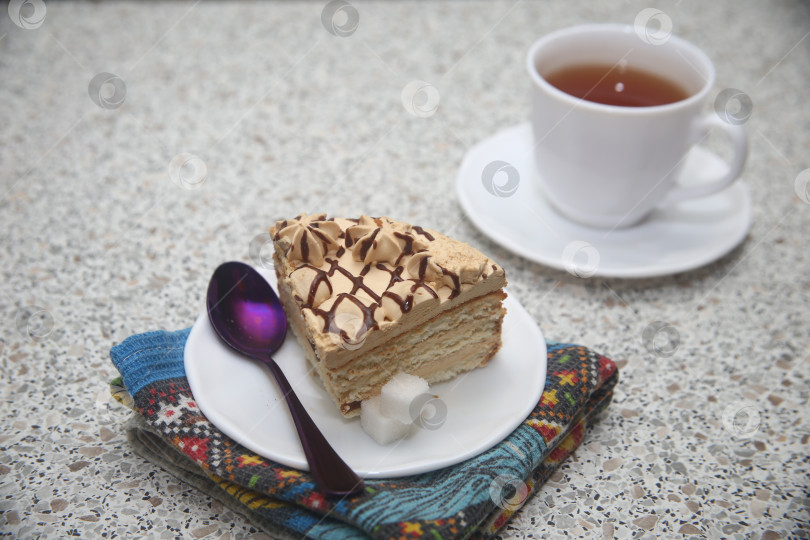 Скачать Кусок карамельного торта с чашкой чая фотосток Ozero