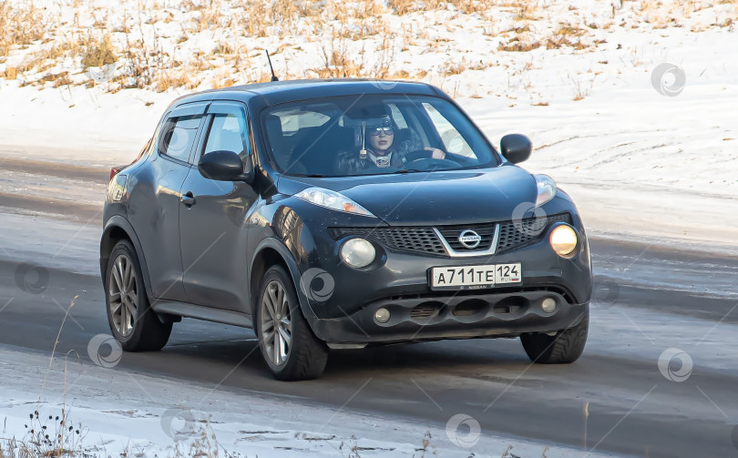 Скачать Россия г.Красноярск 19 ноября  2025г. автомобиль Nissan Juke Японский кроссовер фотосток Ozero