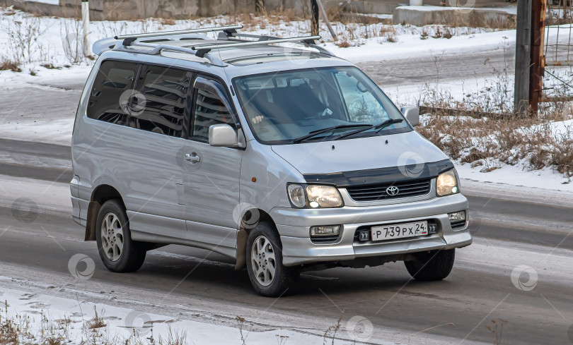 Скачать Россия г.Красноярск 19 ноября 2025г. автомобиль Toyota Town Ace Японский Минивэн фотосток Ozero