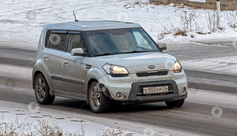 Скачать Россия г.Красноярск 19 ноября 2025г. автомобиль Kia Soul Мины-кроссовер фотосток Ozero