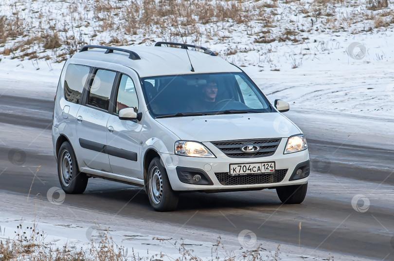 Скачать Россия г.Красноярск 19 ноября 2025г. автомобиль Lada Largus Российский автомобиль фотосток Ozero