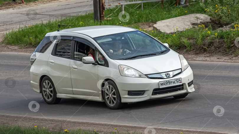 Скачать Россия г.Красноярск 19 ноября 2025г. автомобиль Honda Fit Shuttle Японский универс фотосток Ozero