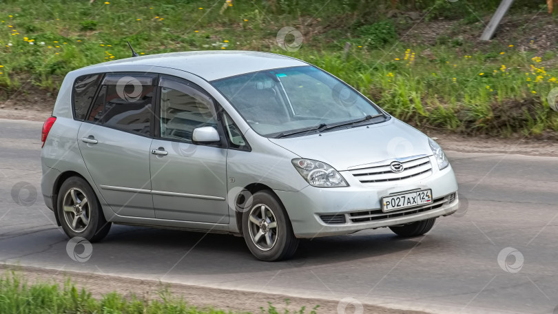 Скачать Россия г.Красноярск 19 ноября 2025г. автомобиль Toyota Corolla Spacio Японский автомобиль фотосток Ozero