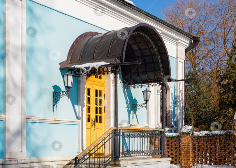 Скачать Вход с кованым козырьком в храм Владимирской иконы Божией Матери в Оптиной пустыни фотосток Ozero