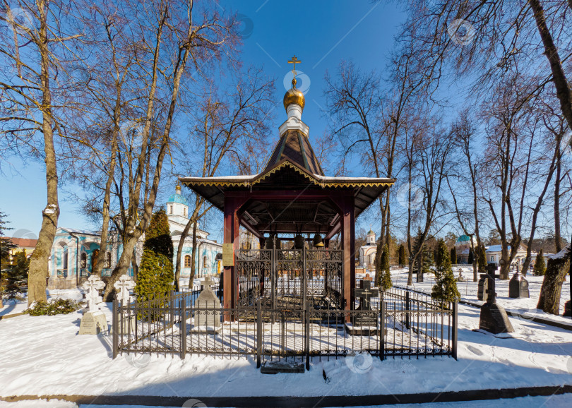 Скачать Деревянная звонница на территории некрополя в монастыре Оптина пустынь фотосток Ozero
