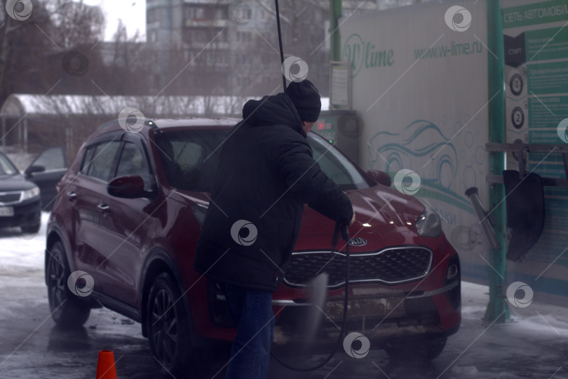 Скачать Мужчина моет машину. фотосток Ozero
