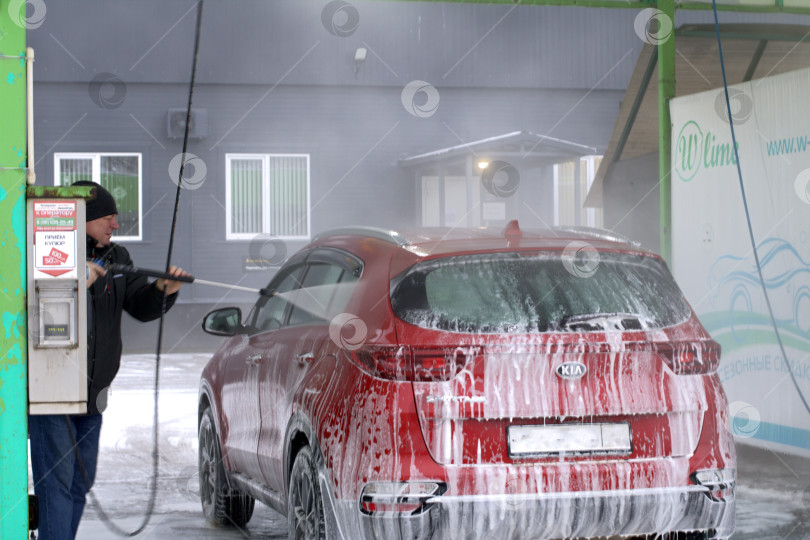 Скачать Автомобиль на автомойке. фотосток Ozero