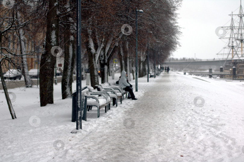 Скачать Женщина на скамейке на набережной имени Александра Невского в Великом Новгороде. фотосток Ozero