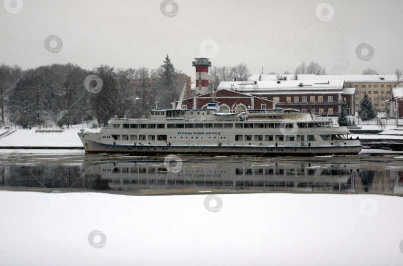 Скачать Теплоход "Господин Великий Новгород" в Великом Новгороде у зимней пристани. фотосток Ozero
